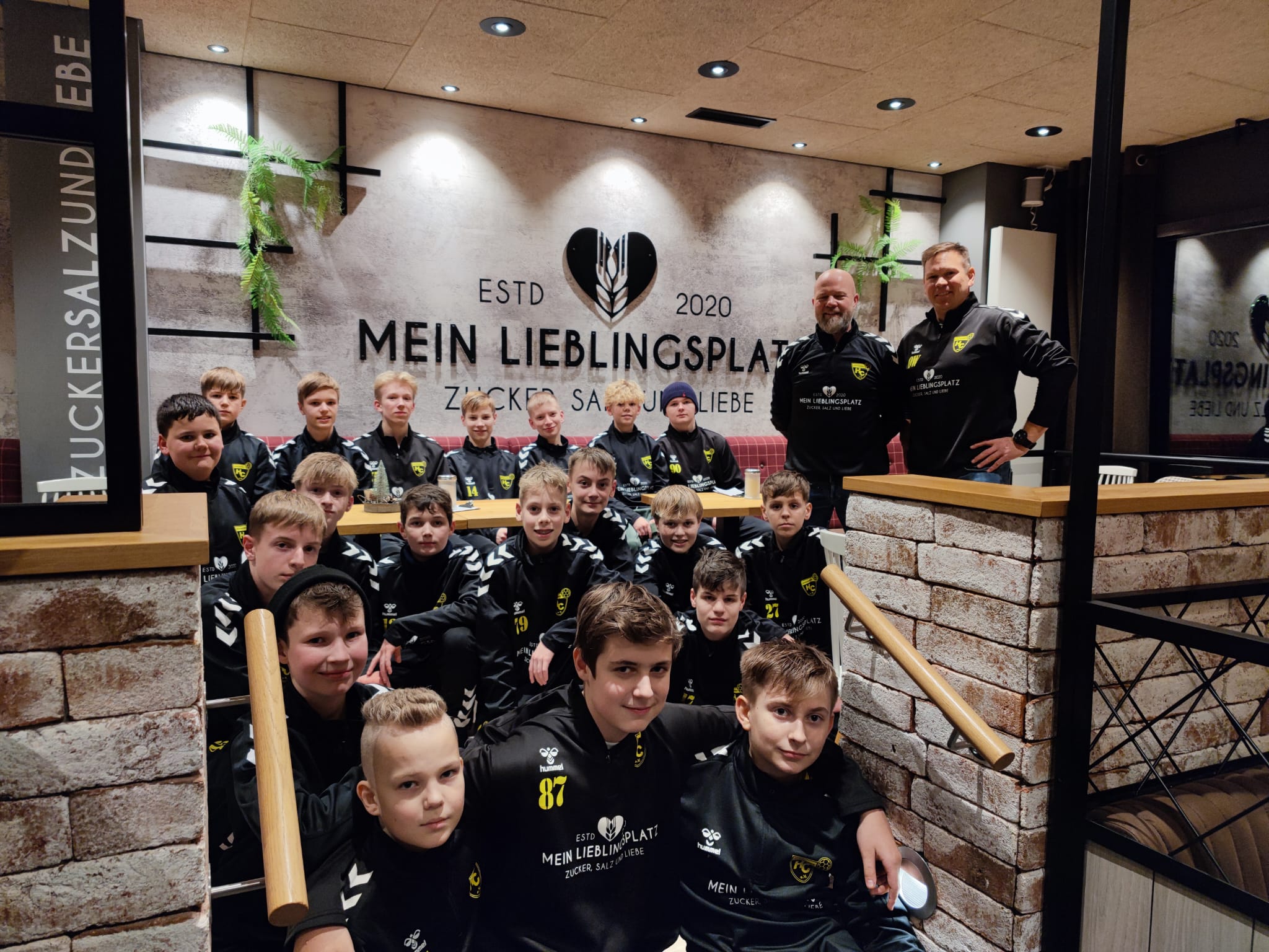 Nhc Jungs Freuen Sich Ber Neue Trainingspullis Sportnews Northeim